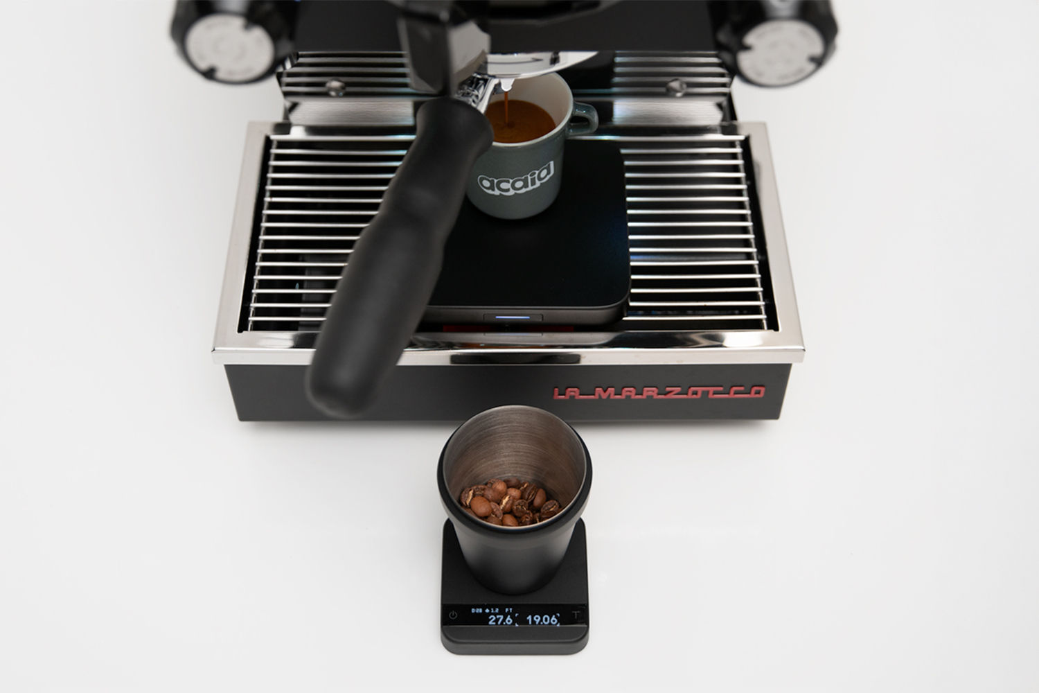 Espresso shot being pulled in an Acaia mini testing cup on an Umbra. The weight is displayed on the Pyxis Black via Magic Relay.